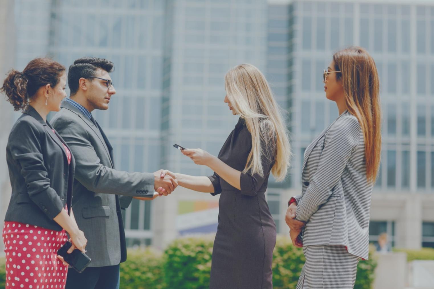 Equipo colaborativo trabajando en estrategias de inversión financiera
